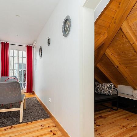 Attic Apartment With Balcony In Bairro Alto Lisbon Bagian luar foto