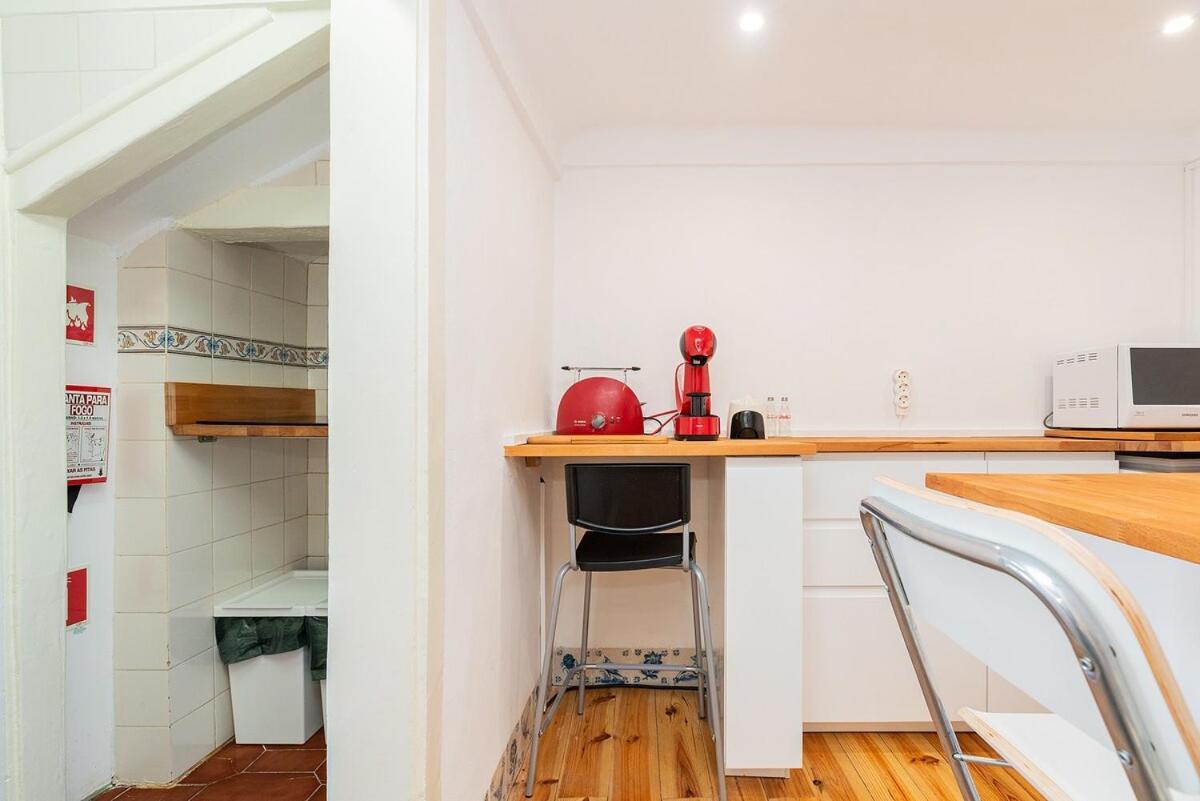 Attic Apartment With Balcony In Bairro Alto Lisbon Bagian luar foto