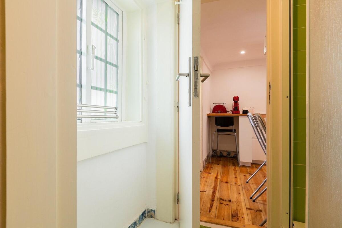 Attic Apartment With Balcony In Bairro Alto Lisbon Bagian luar foto