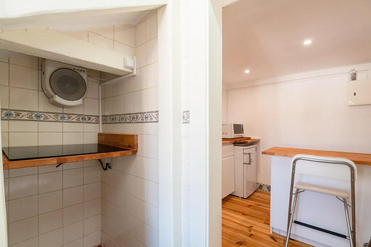 Attic Apartment With Balcony In Bairro Alto Lisbon Bagian luar foto