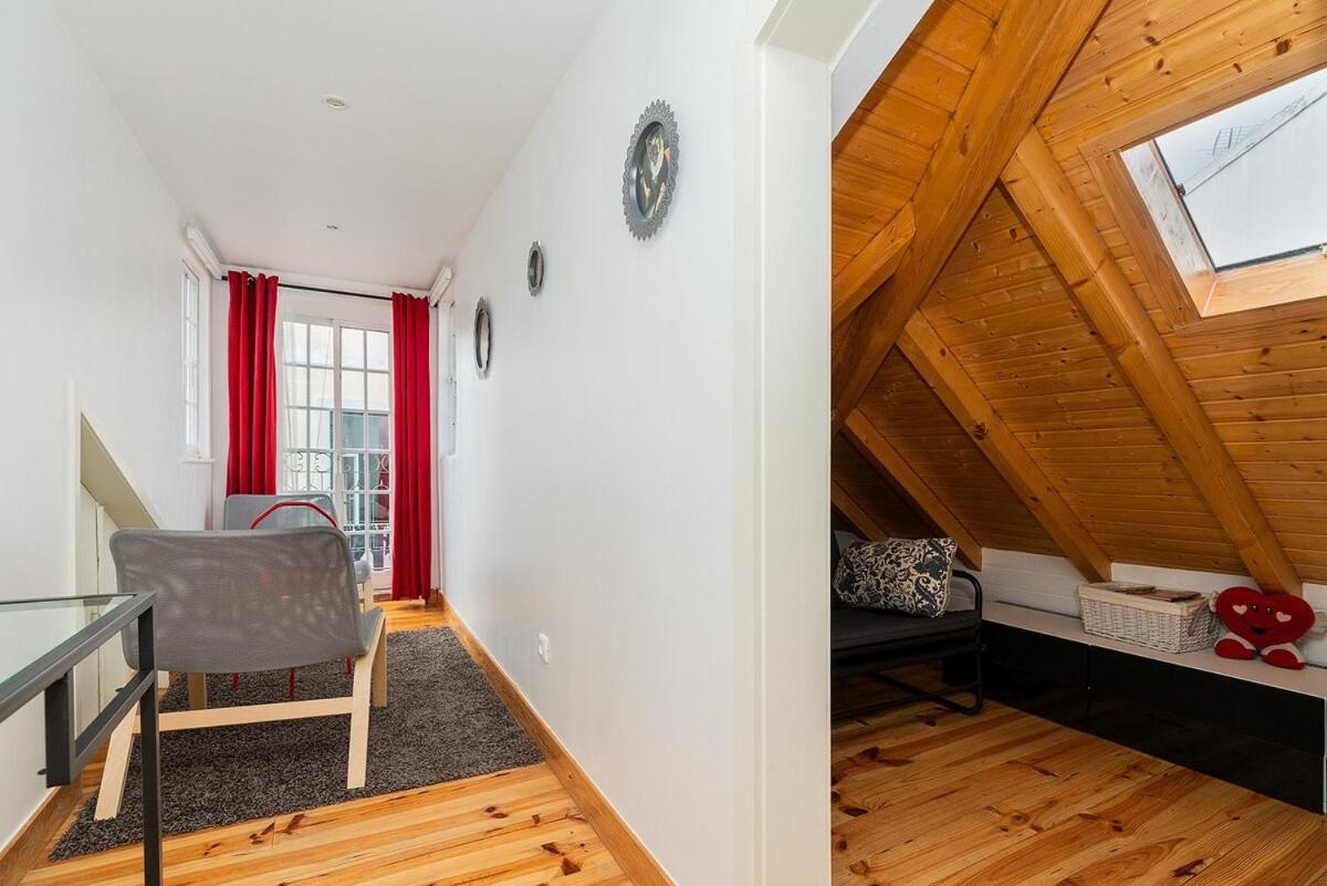 Attic Apartment With Balcony In Bairro Alto Lisbon Bagian luar foto