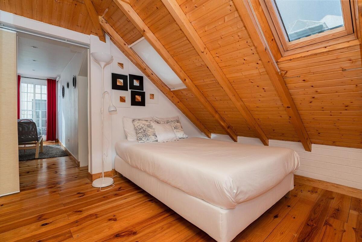 Attic Apartment With Balcony In Bairro Alto Lisbon Bagian luar foto