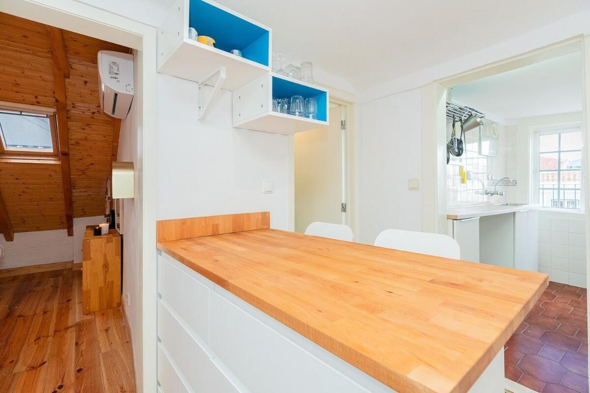 Attic Apartment With Balcony In Bairro Alto Lisbon Bagian luar foto