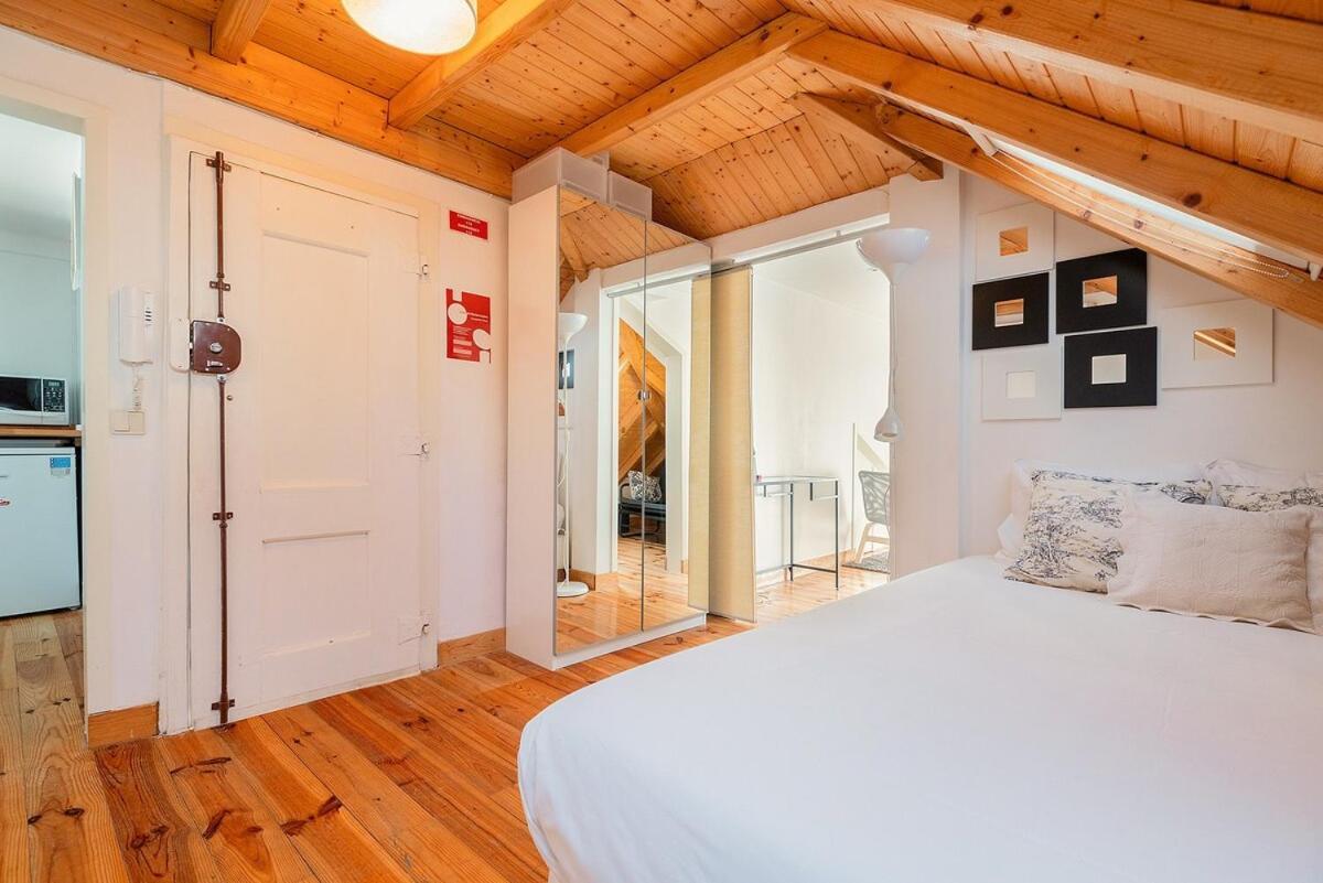 Attic Apartment With Balcony In Bairro Alto Lisbon Bagian luar foto