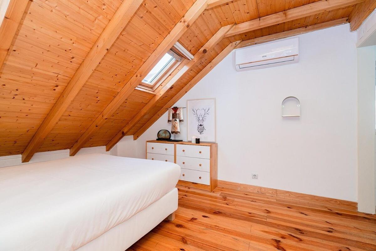 Attic Apartment With Balcony In Bairro Alto Lisbon Bagian luar foto