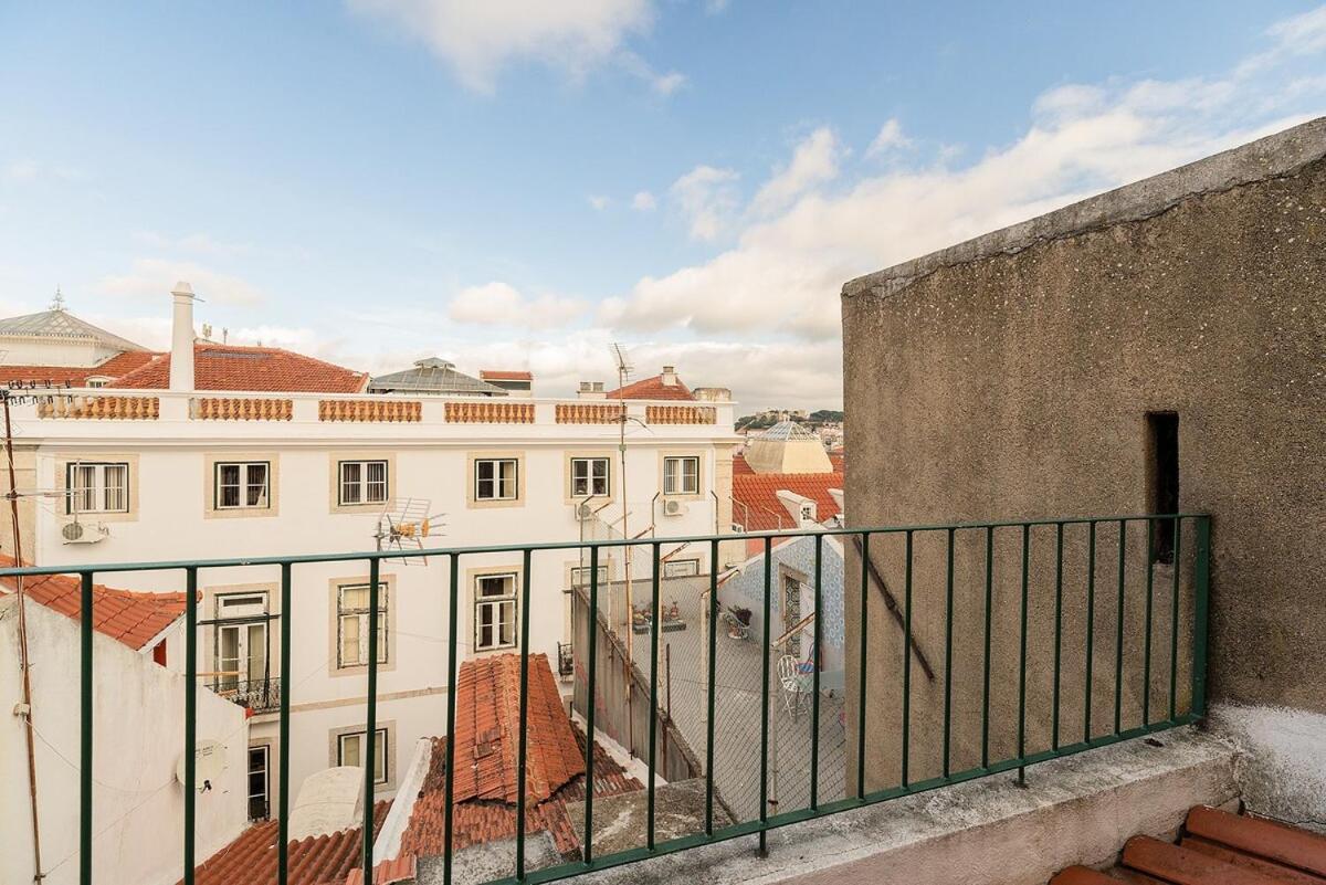Attic Apartment With Balcony In Bairro Alto Lisbon Bagian luar foto